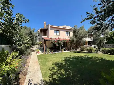ÇEŞME ILICA’DA DENIZE YAKIN, ÖZEL BAHÇELI, 4+1 BUTIK SITE KONUTU