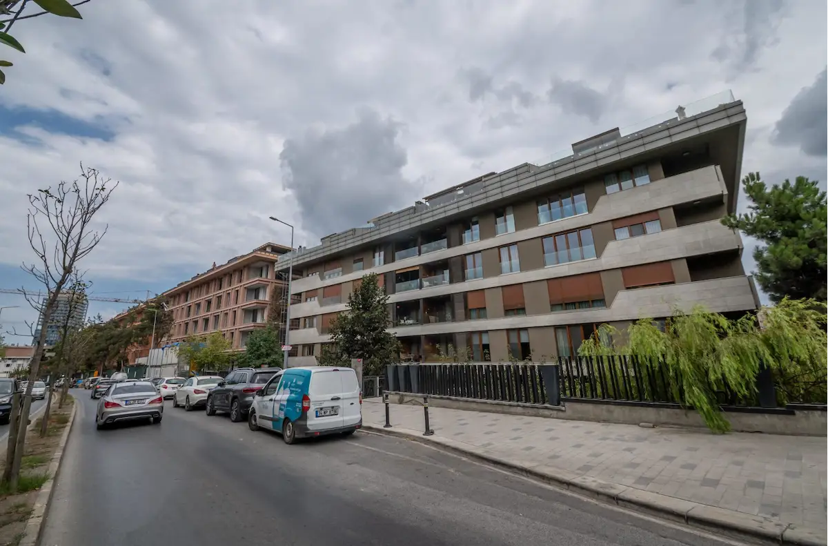 ETİLER’DE TERASLI 3+1 DUBLEKS EŞYALI KİRALIK DAİRE 