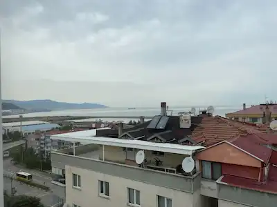 BEŞİRLİ MAHALLESİNDE DENİZ MANZARALI KİRALIK 3+1 DAİRE