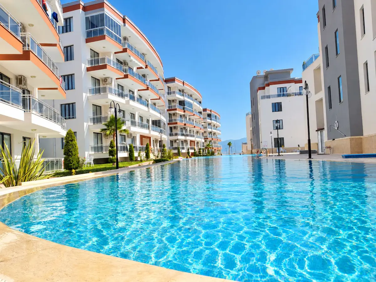 KUŞADASI DEĞİRMENDERE’DE SİTE İÇERİSİNDE GENİŞ 1+1 | BALKONLU | KREDİYE UYGUN