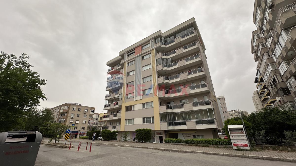 Bornova'da Site İçinde, Otoparklı Mükemmel Konumda Satılık 4+1 Daire