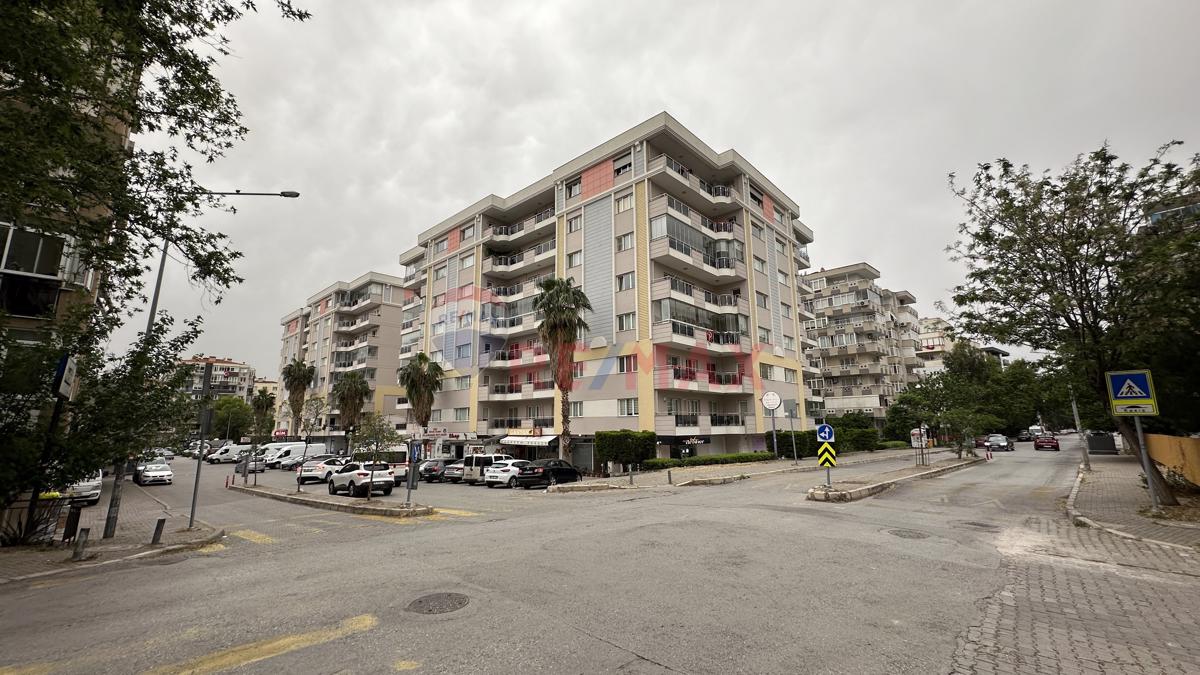 Bornova'da Site İçinde, Otoparklı Mükemmel Konumda Satılık 4+1 Daire