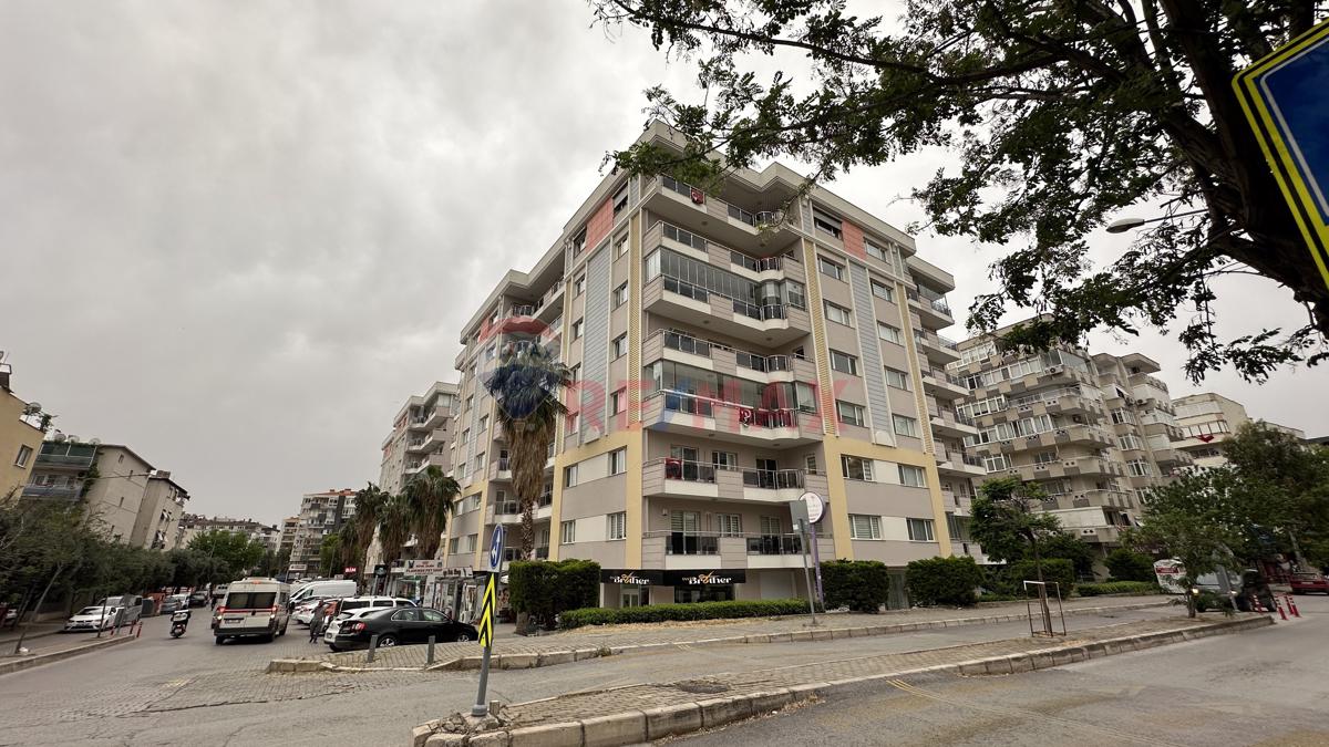 Bornova'da Site İçinde, Otoparklı Mükemmel Konumda Satılık 4+1 Daire