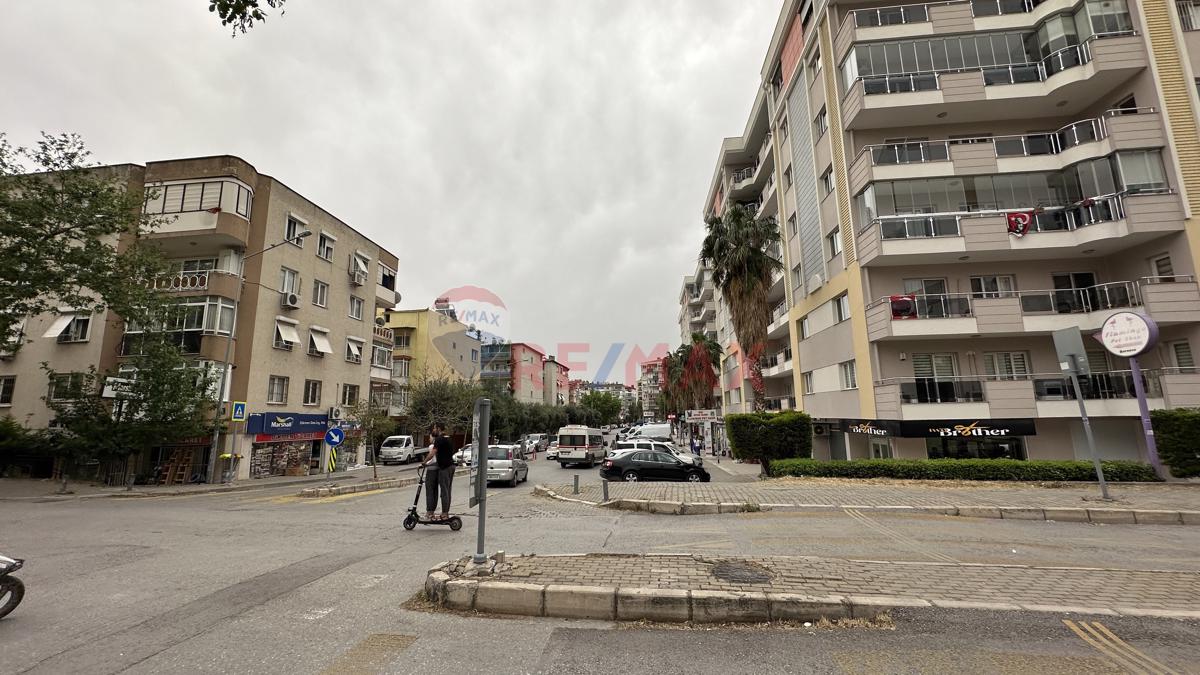 Bornova'da Site İçinde, Otoparklı Mükemmel Konumda Satılık 4+1 Daire