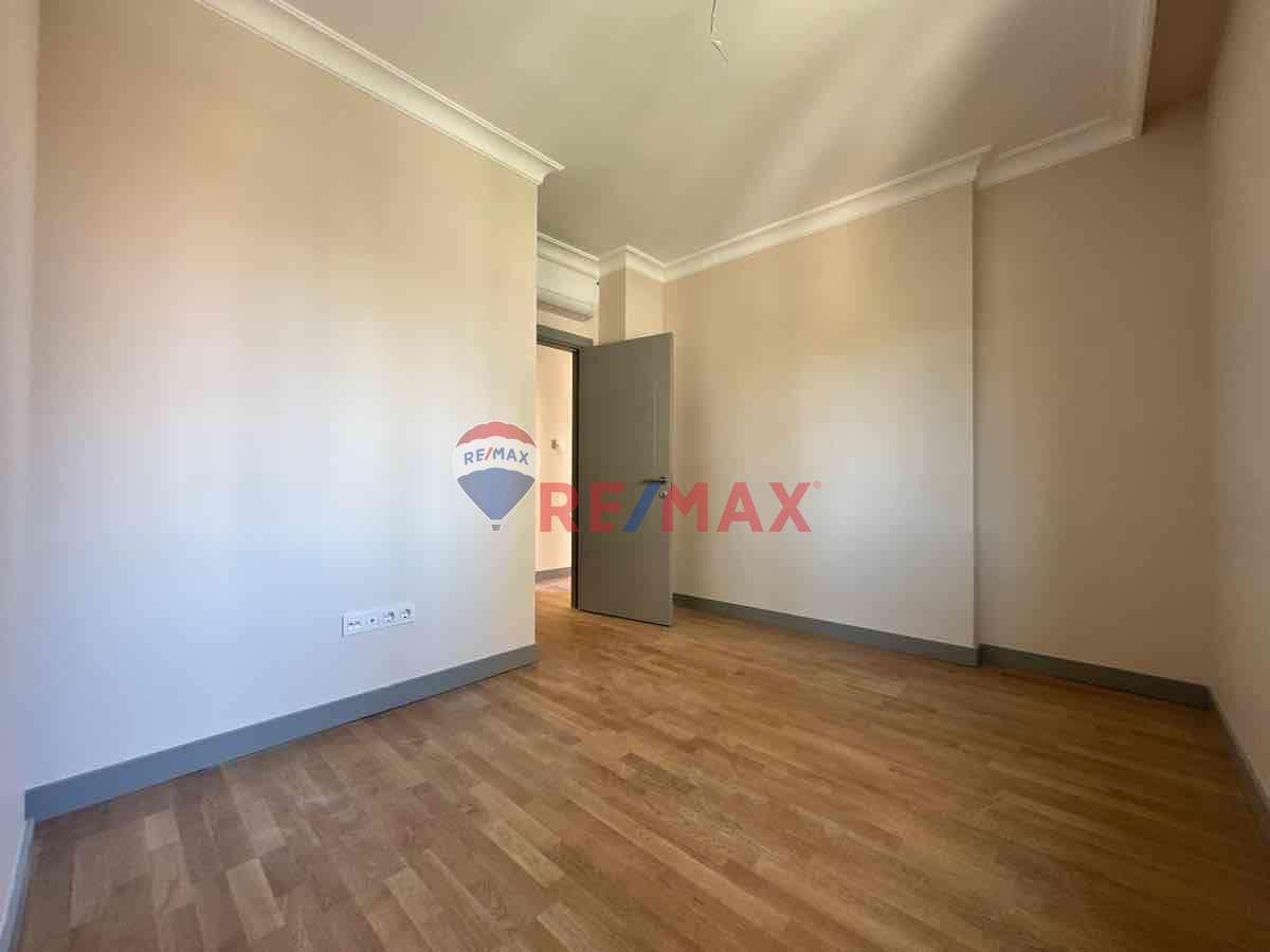 RE/MAX DOĞUŞ 'TAN KIZILTOPRAK'TA ÇOK İYİ KONUMLU SIFIR BİNA 2+1