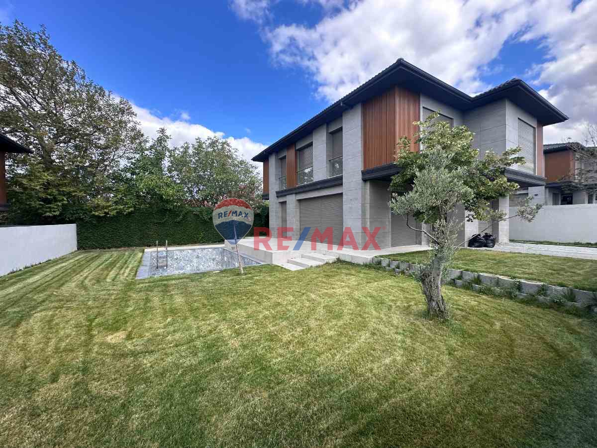 SILIVRI ORTAKÖY'DE SITE ICINDE VILLA