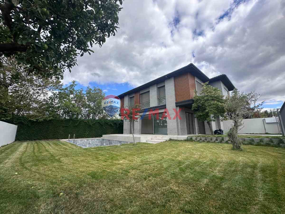 SILIVRI ORTAKÖY'DE SITE ICINDE VILLA