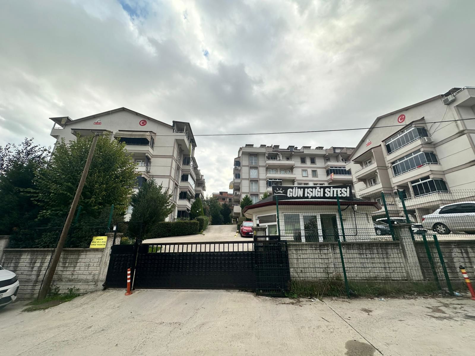 YEŞİLYURT MAHALLESİNDE NEZİH SİTE İÇERİSİNDE BAKIMLI 3+1 KİRALIK DAİRE