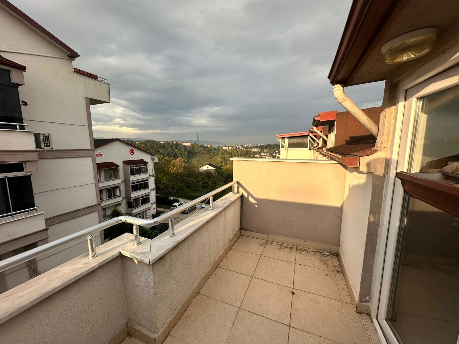 YEŞİLYURT MAHALLESİNDE NEZİH SİTE İÇERİSİNDE BAKIMLI 3+1 KİRALIK DAİRE