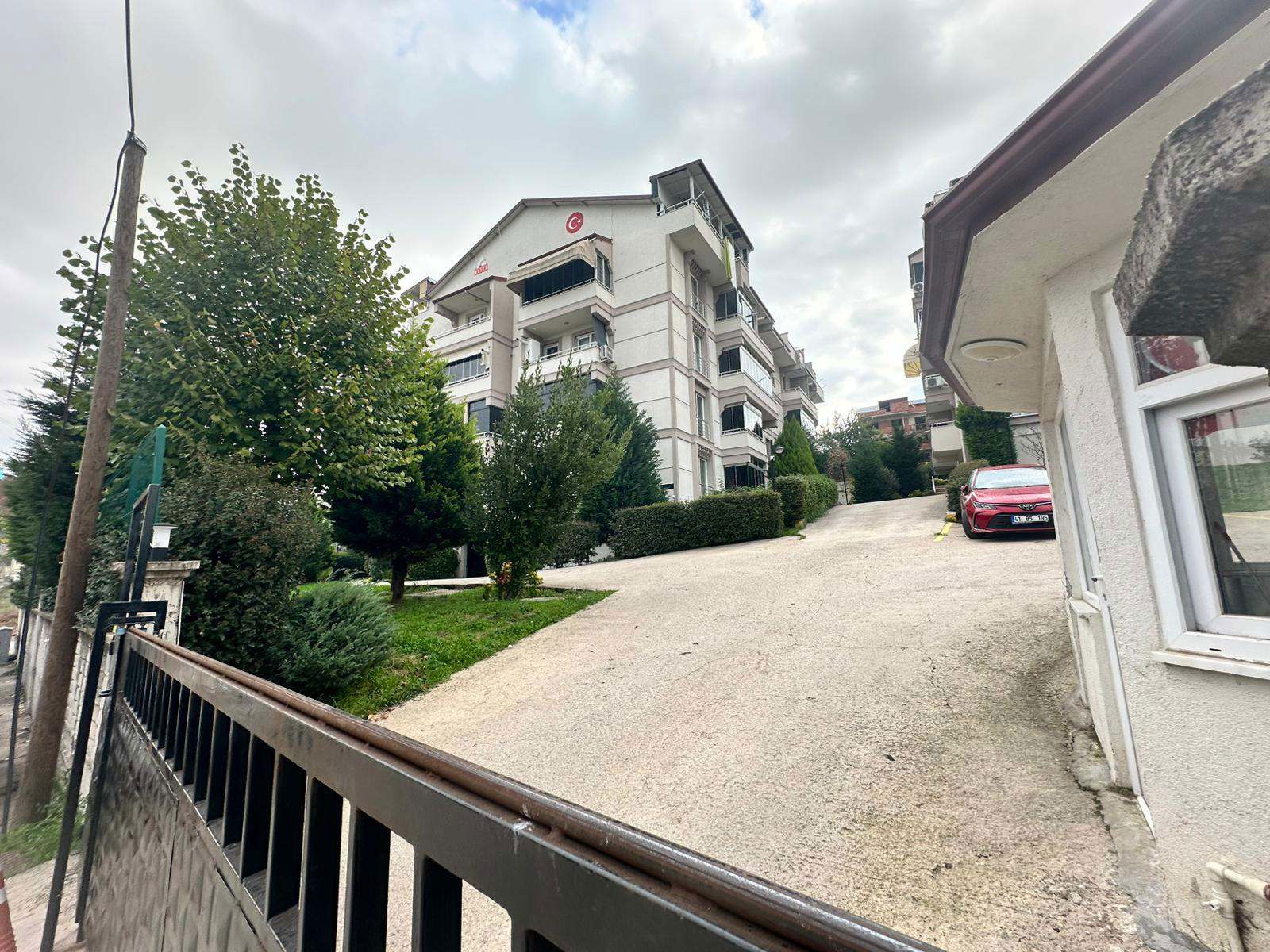 YEŞİLYURT MAHALLESİNDE NEZİH SİTE İÇERİSİNDE BAKIMLI 3+1 KİRALIK DAİRE