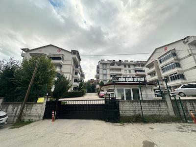 YEŞİLYURT MAHALLESİNDE NEZİH SİTE İÇERİSİNDE BAKIMLI 3+1 KİRALIK DAİRE