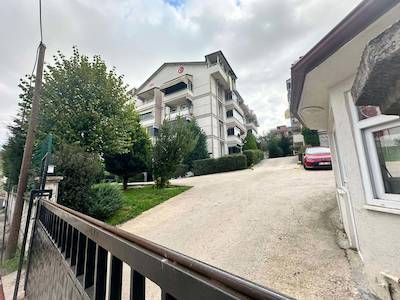 YEŞİLYURT MAHALLESİNDE NEZİH SİTE İÇERİSİNDE BAKIMLI 3+1 KİRALIK DAİRE