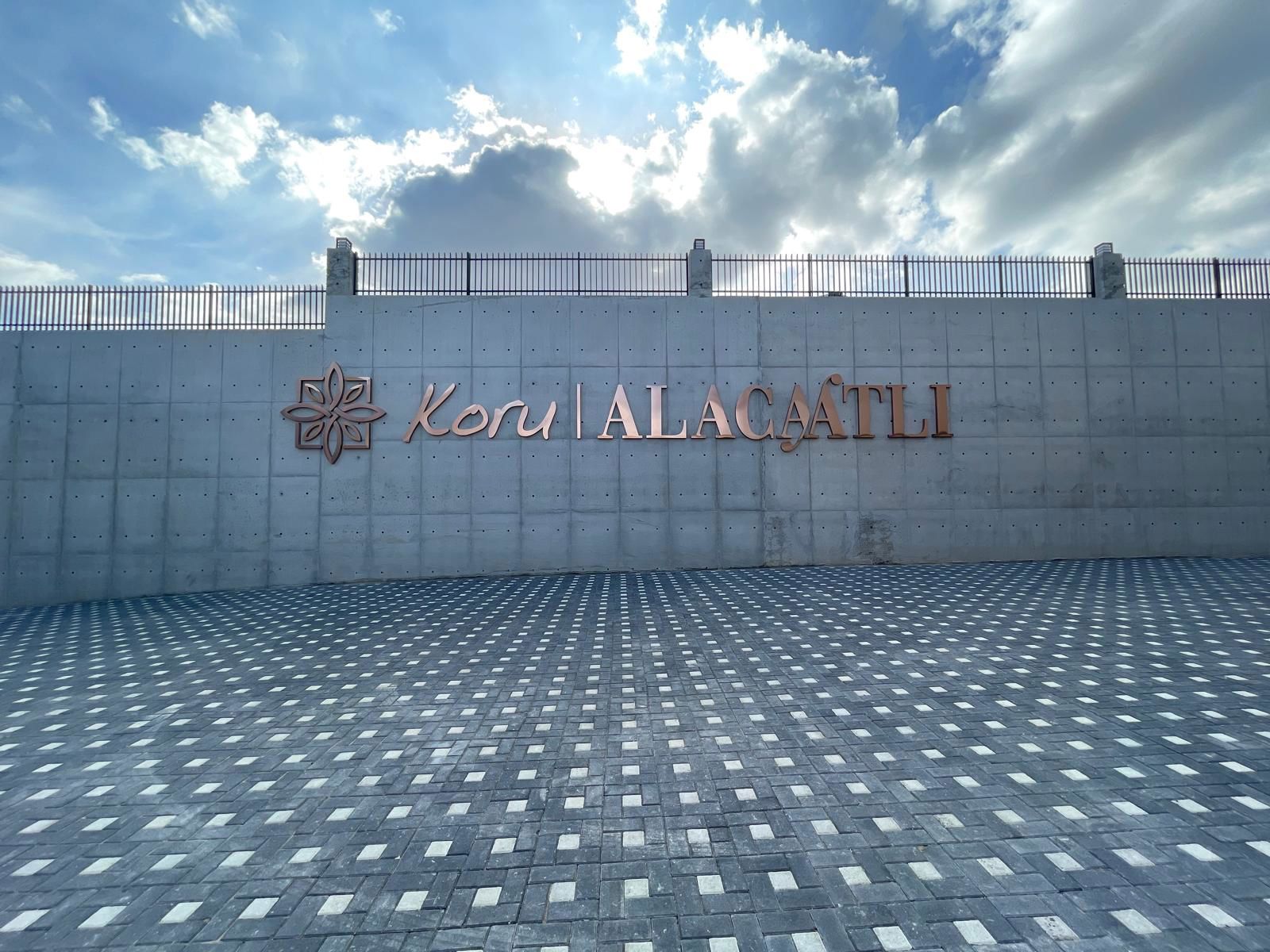 ALACAATLI BULVARINA CEPHE 4+1 275 M2