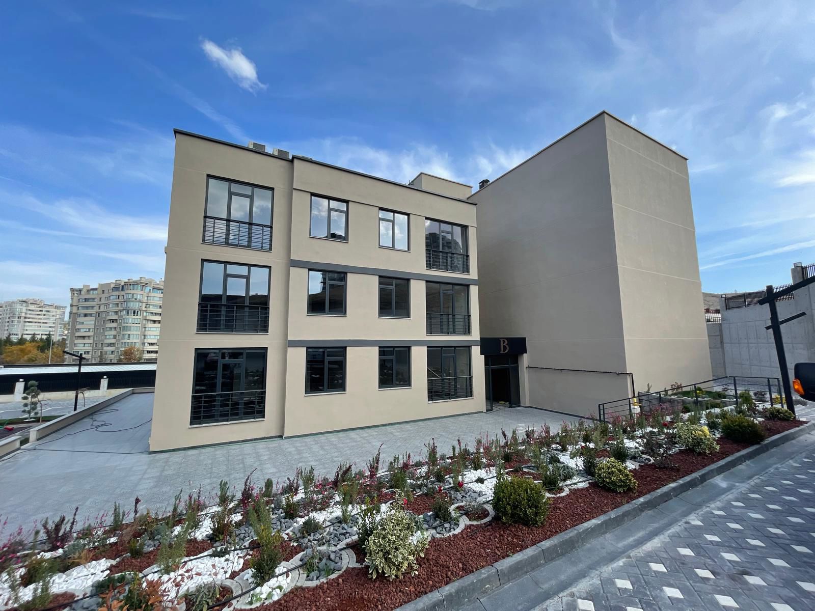 ALACAATLI BULVARINA CEPHE 4+1 275 M2