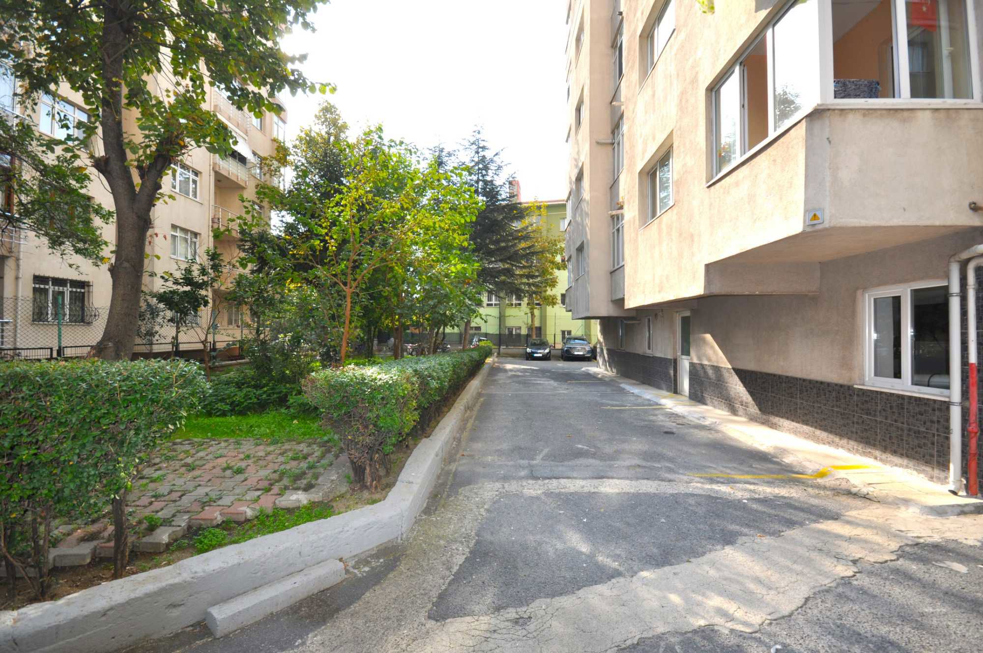 İÇERENKÖY CANER SİTESİ KAT MÜLKİYETLİ GENİŞ FERAH 2+1 DAİRE