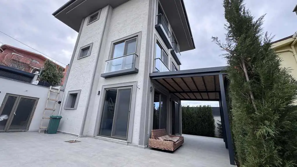 ARNAVUTKÖY KARABURUN‘DA MÜSTAKİL MODERN GENİŞ MANZARALI 3 + 1 VİLLA