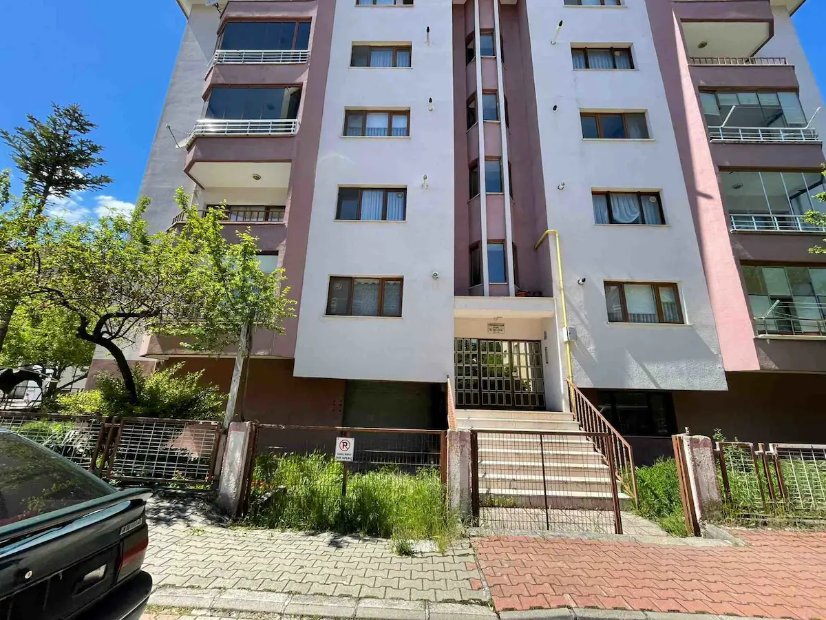 BEŞKAVAKLAR MAH. KİLERLİ, EBEVEYN BANYOLU, KAPALI GARAJLI GENİŞ 3+1 DAİRE