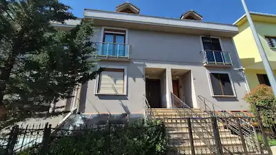 ATAKENT'TE TRİPLEKS, MÜSTAKİL BAHÇELİ, KAT MÜLKİYETLİ LÜKS VİLLA