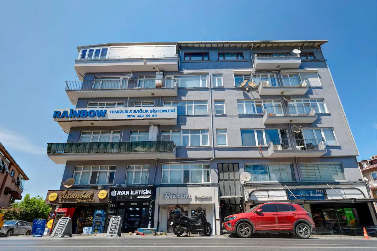 ÜSKÜDAR BEYLERBEYİ 'NDE CADDE ÜZERİ EŞYALI KİRALIK OFİS KATI 