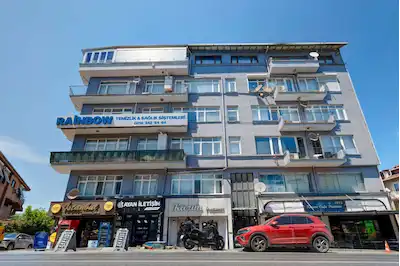 ÜSKÜDAR BEYLERBEYİ 'NDE CADDE ÜZERİ EŞYALI KİRALIK OFİS KATI 