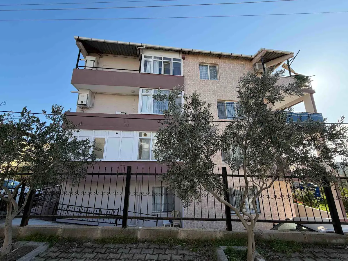 BORNOVA ATATÜRK MAHALLESI'NDE SATILIK BİNA & ARSA 640 M2