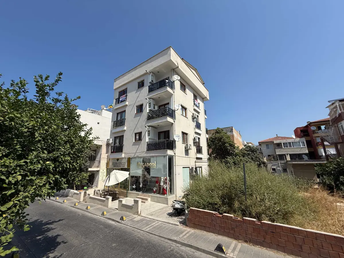 KUŞADASI TAM MERKEZ'DE 2+1 DOGALGAZLI DAİRE +2 AYRI DEPO SATILIK..