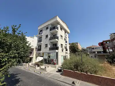 KUŞADASI TAM MERKEZ'DE 2+1 DOGALGAZLI DAİRE +2 AYRI DEPO SATILIK..