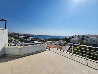 RE/MAX İNCİ'DEN PELİTKÖY İÇMELER'DE SATILIK DENİZ MANZARALI BAHÇELİ VİLLA