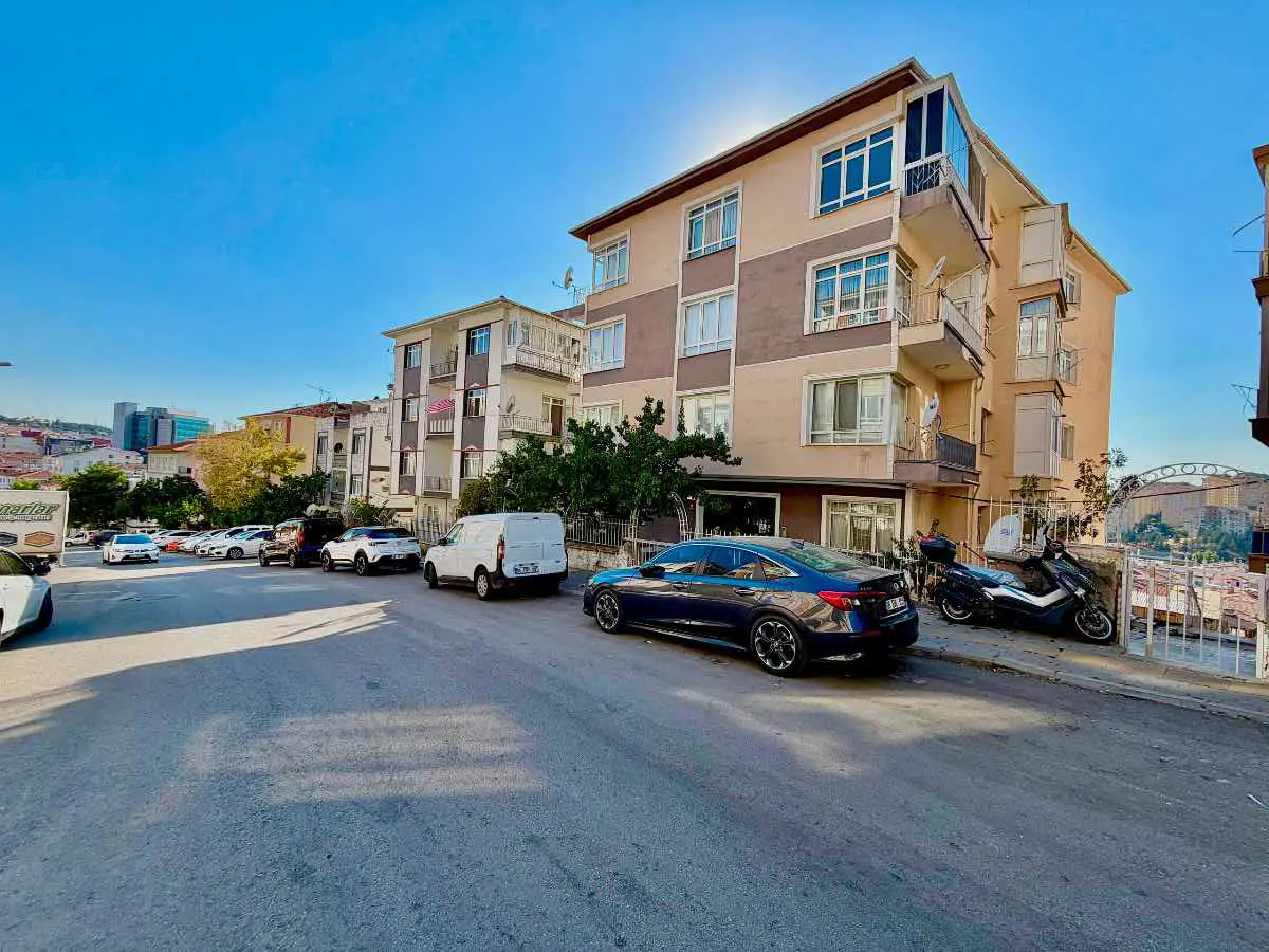 ŞAFAKTEPE’DE BATI CEPHELİ 2+1 KİRALIK DAİRE BALKONLU, DOĞALGAZ KOMBİLİ