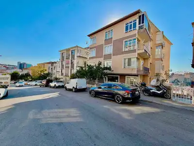 ŞAFAKTEPE’DE BATI CEPHELİ 2+1 KİRALIK DAİRE BALKONLU, DOĞALGAZ KOMBİLİ