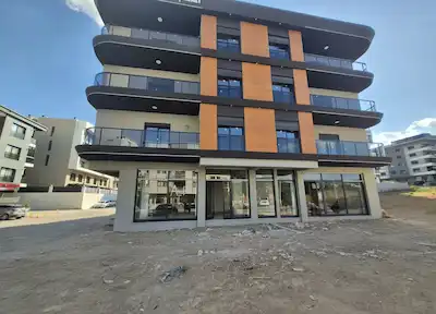 CADDE ÜZERİ SATILIK KÖŞE DÜKKAN 155 M2