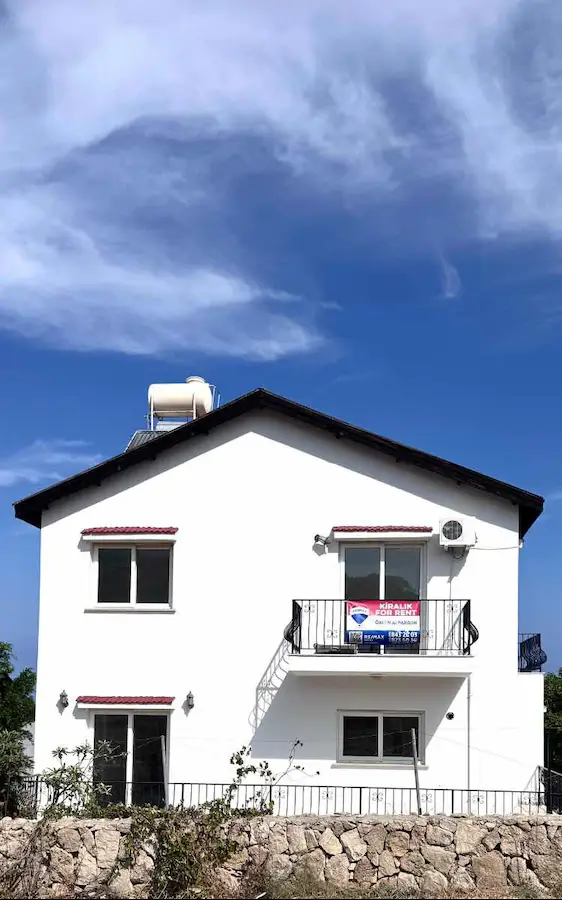 GİRNE ESENTEPE MERKEZ’DE GÜNEY CEPHELİ 4+1 KİRALIK VİLLA | 150 M² NET