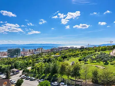DENİZ VE MİLLET BAHÇESİ MANZARALI METROYA YAKIN 2+1 DAİRE