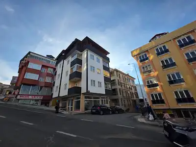 PELİTLİDE ANA YOLUN ÜZERİN DE KÖŞE DÜKKAN (SATILIK)