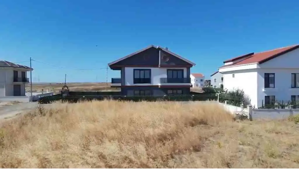 SILIVRI GÜMÜŞYAKA'DA 333 METREKARE MÜSTAKIL VILLA IMARLI SATILIK ARSA
