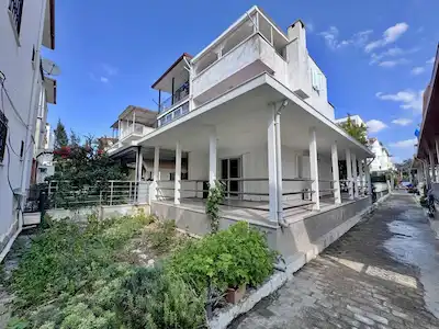 KUŞADASI KARAOVA’DA DENİZE SIFIR EGE VENÜS SİTESİNDE 3+1 SÜREKLİ KİRALIK VİLLA