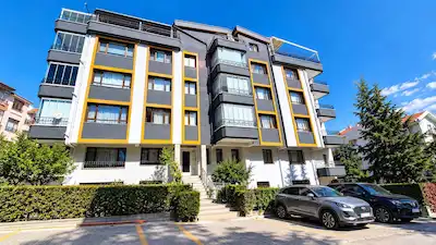 KIRKKONAKLAR'DA KÖŞE KONUMDA ÖNÜ AÇIK FERAH 3+1