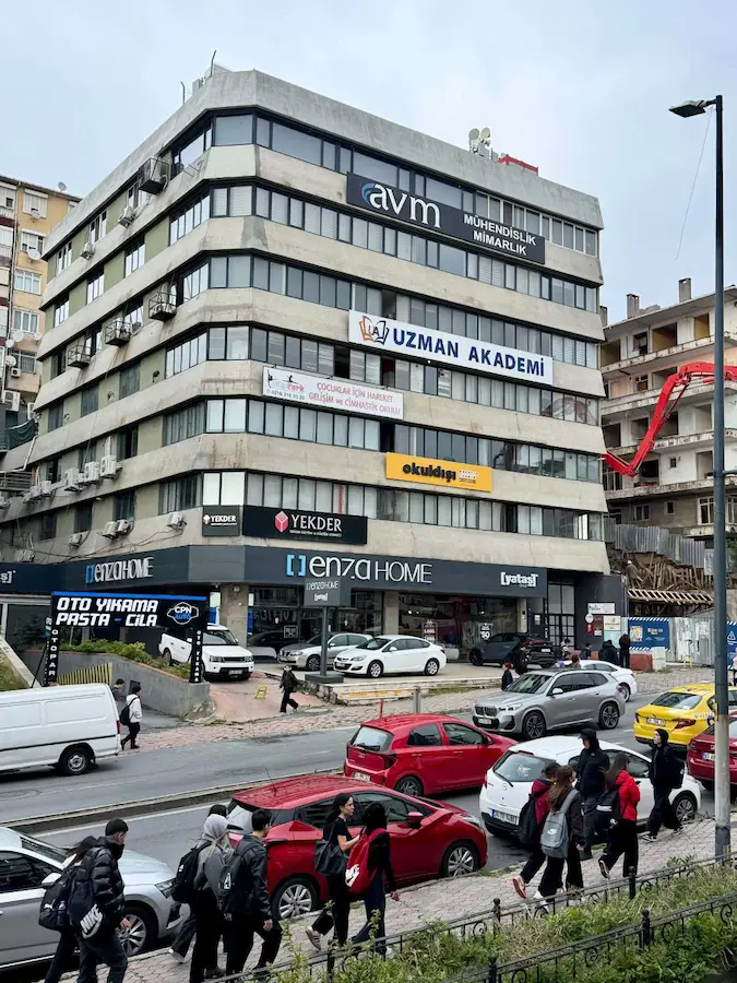 ÜSKÜDAR CUMHURİYET CADDESİ ÜZERİNDE SATILIK İŞ MERKEZİ