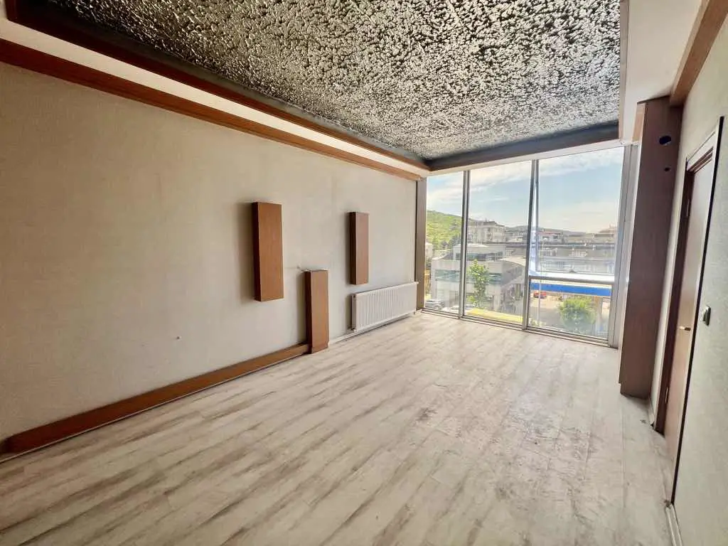 YAKACIK CADDESİ ÜZERİNDE KİRALIK 1+1 OFİS