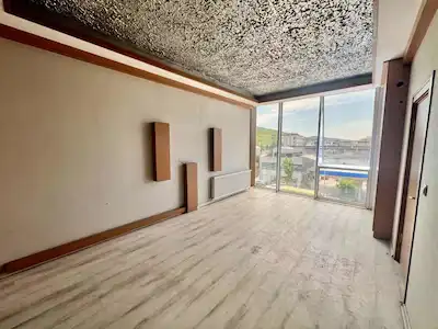 YAKACIK CADDESİ ÜZERİNDE KİRALIK 1+1 OFİS
