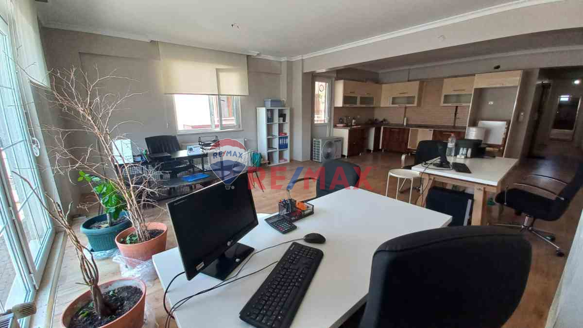 IZMIT YENIŞEHIR MAH 2+1 GENIŞ BAHÇE KULLANIMLI KIRALIK OFIS 