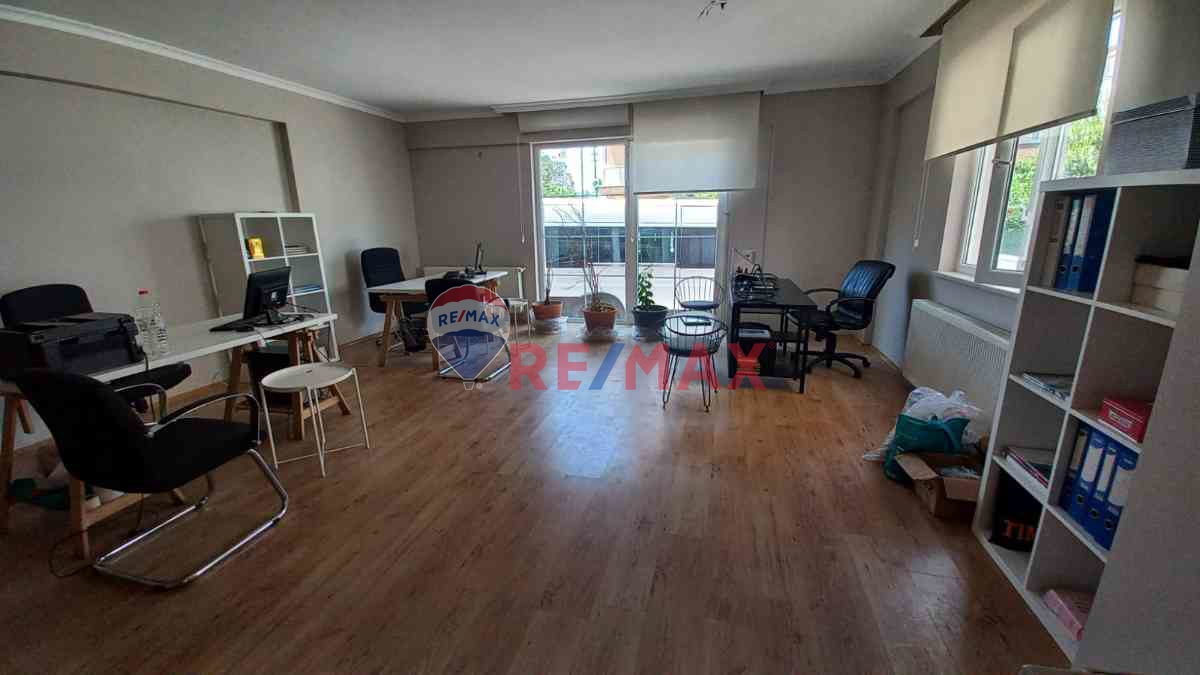 IZMIT YENIŞEHIR MAH 2+1 GENIŞ BAHÇE KULLANIMLI KIRALIK OFIS 