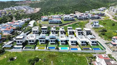 ÇANDARLI PANORAMA VILLALARI’NDA ÖZEL HAVUZLU DENIZ MANZARALI LÜKS DUBLEKS VILLA