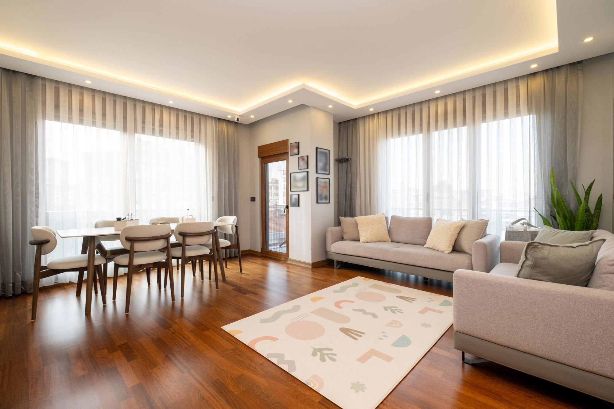 ERENKÖY ÖMERPAŞA'DA BALKONLU İÇ MIMARLA DIZAYN EDILMIŞ FERAH 3+1