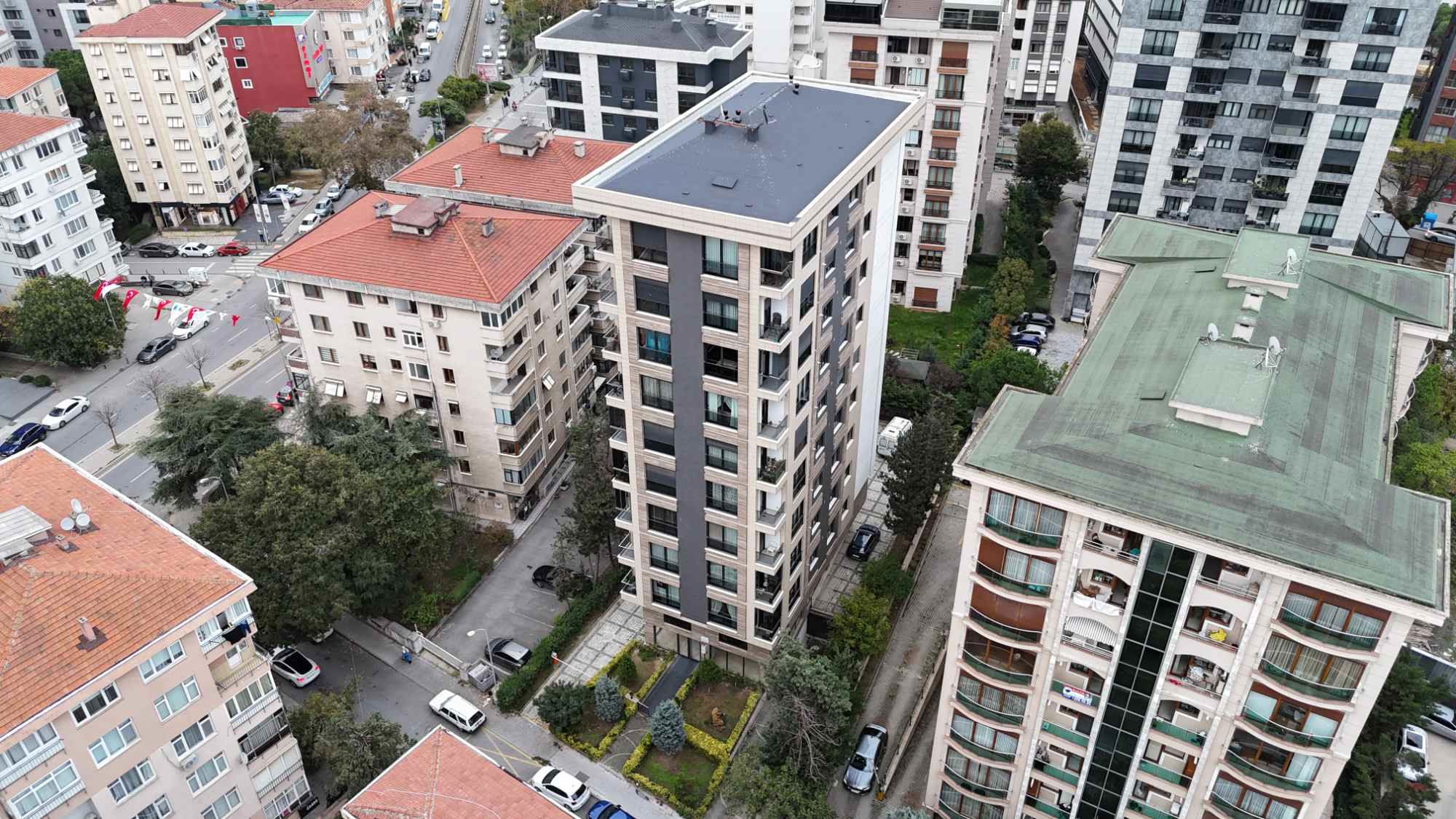 ERENKÖY ÖMERPAŞA'DA BALKONLU İÇ MIMARLA DIZAYN EDILMIŞ FERAH 3+1