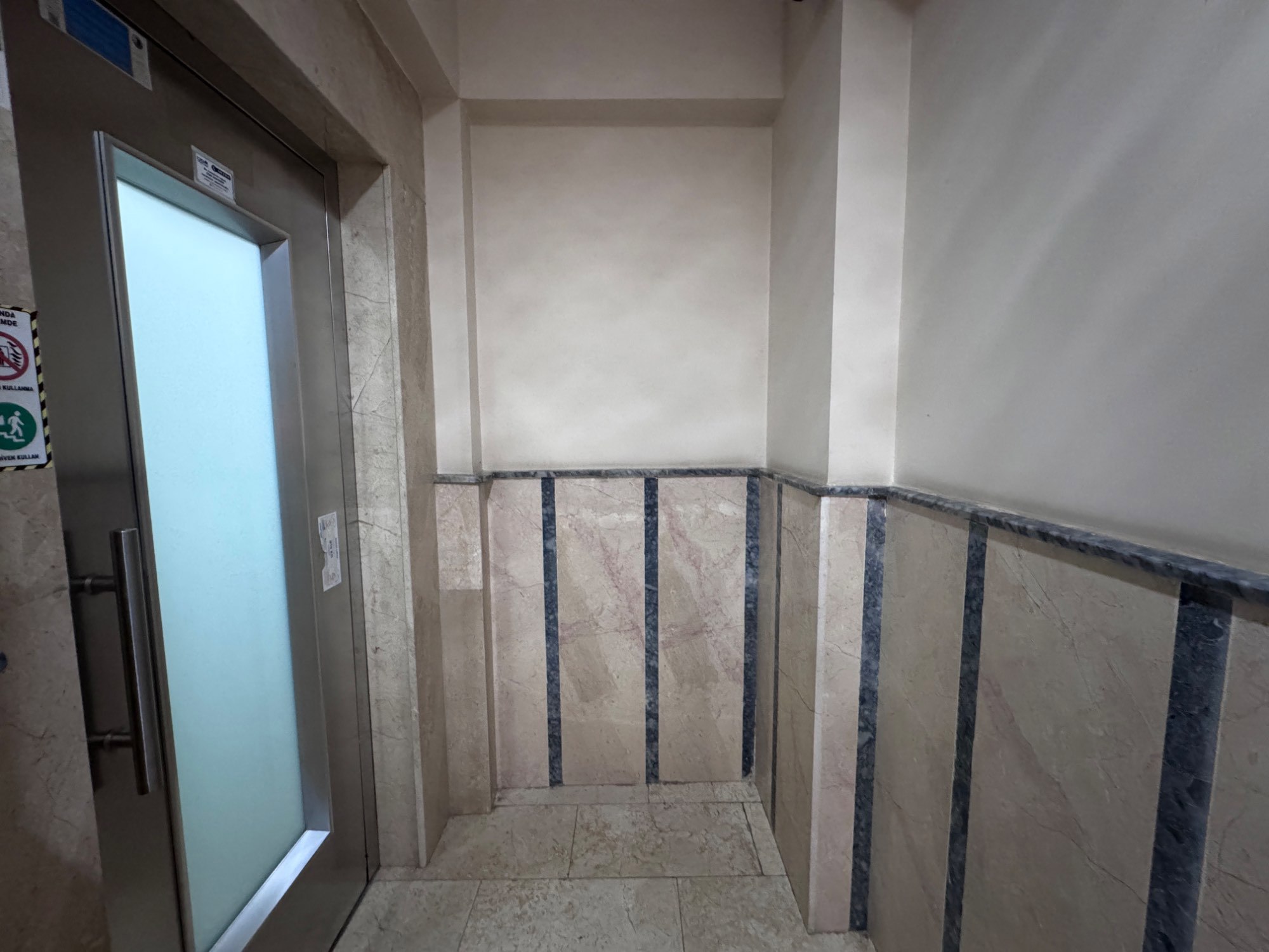 CEVİZLİ DE 2+1 ARAKAT CADDE CEPHELİ KİRALIK DAİRE