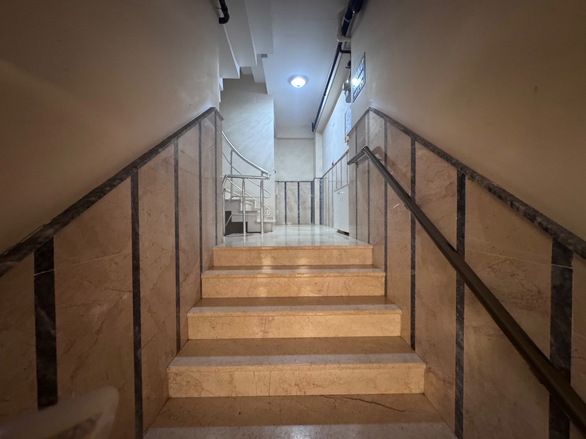 CEVİZLİ DE 2+1 ARAKAT CADDE CEPHELİ KİRALIK DAİRE