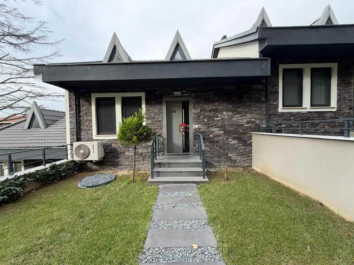 ZEKERİYAKÖY CADDESİ'NDE SATILIK MÜSTAKİL EV 
