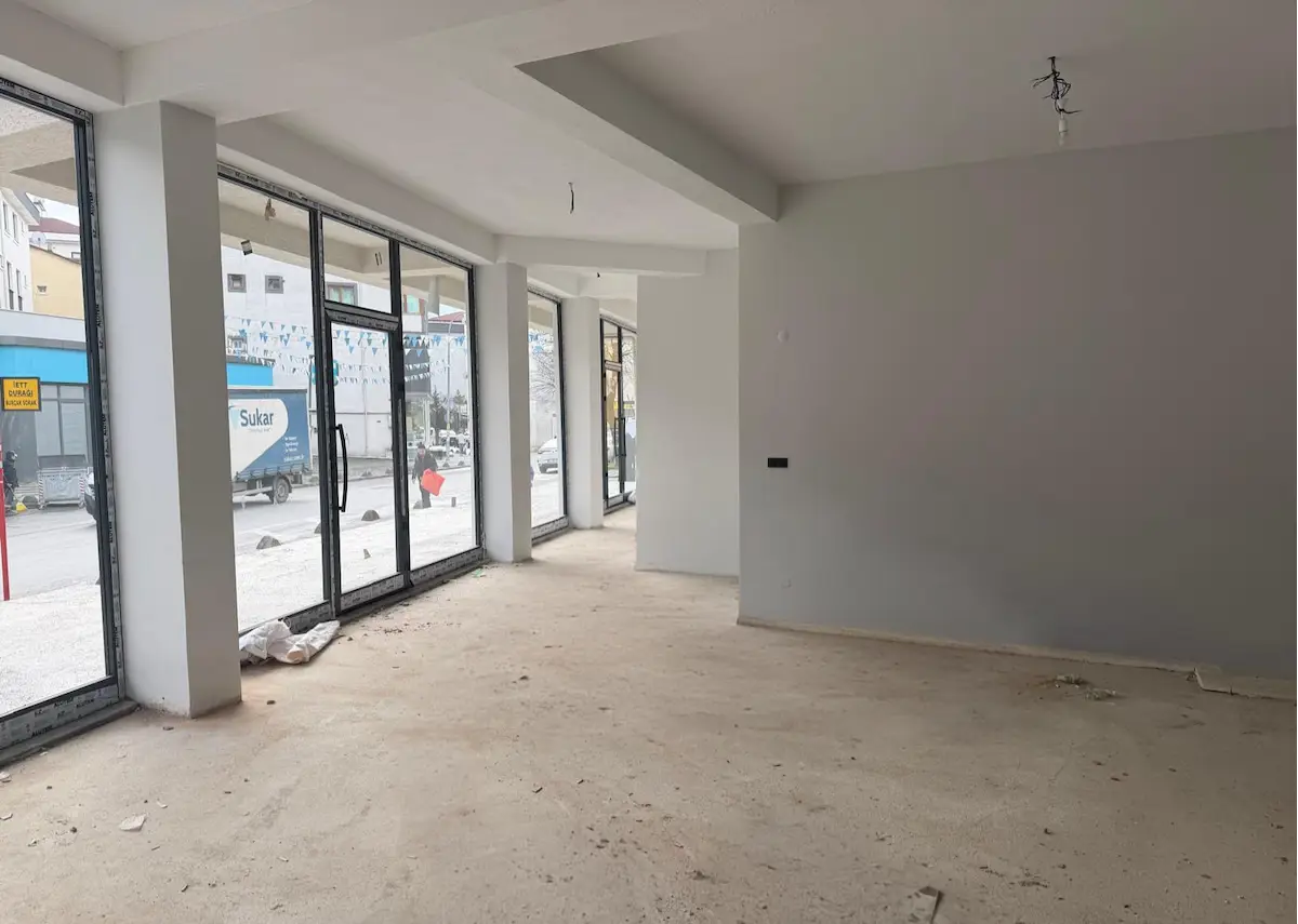 ÇEKMEKÖY TAŞDELEN'DE CADDE CEPHELİ YÜKSEK POTANSİYELLİ DÜKKAN