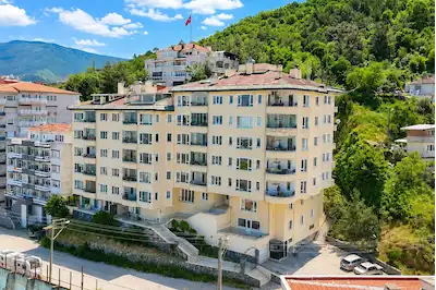REMAX BEYAZ SELVILI CADDEDE SATILIK GENIŞ 3+1 DAIRE